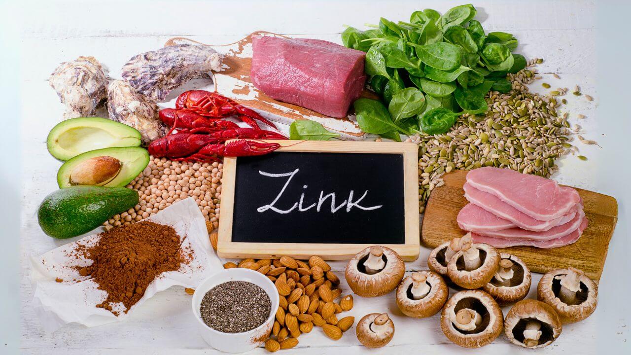 Zink - Ein Tausendsassa unter den Mineralstoffen, dargestellt durch Lebensmittel wie Fleisch, Gemüse und Nüsse.