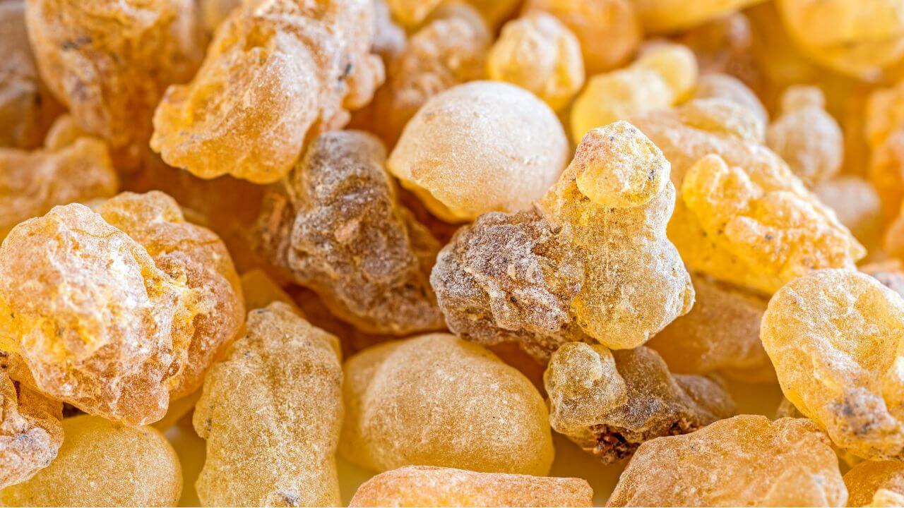 Das Weihrauch Extrakt - Boswellia Serrata und seine Anwendungen: Engagierte Weihrauchharze in verschiedenen Farben.