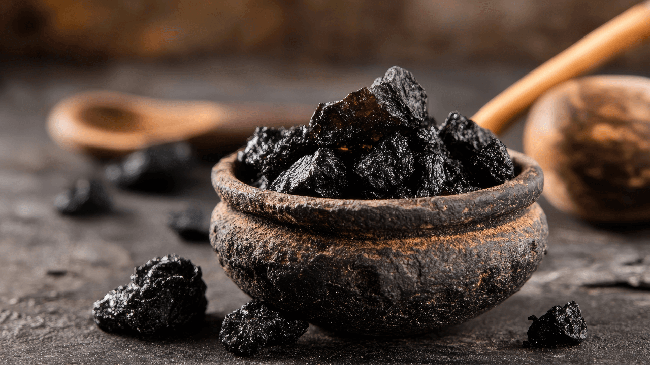 Shilajit: Ein ausführlicher Ratgeber über das ayurvedische Bio-Mineral - Gereinigtes Shilajit in einer Schale.