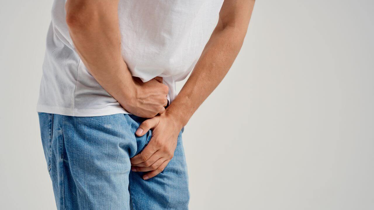 Männergesundheit (Teil 3) - Worüber man(n) nicht gerne spricht, Mann hält sich den Unterleib.