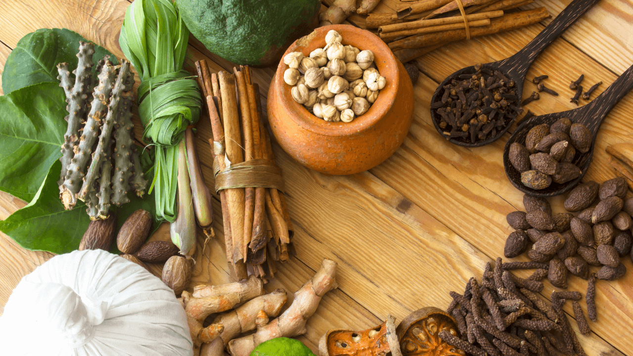 Ayurvedische Mischung von Kräutern auf einem Holztisch