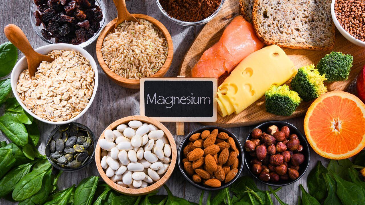 Magnesium - Vielseitig und hilfreich: Eine Auswahl an magnesiumreichen Lebensmitteln wie Nüssen, Samen, Obst und Gemüse.
