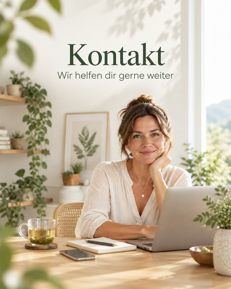 Kontakt – wir helfen dir gerne weiter. Frau am Schreibtisch mit Laptop und einer Tasse Kräutertee