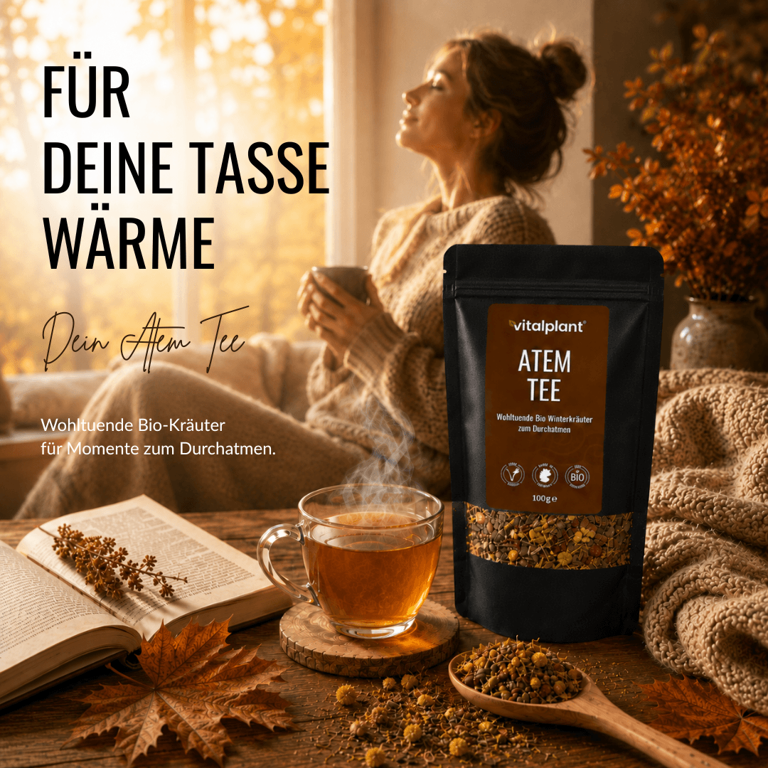 Bio Atem Tee in schöner Umgebung mit Tasse Tee und Kräutermischung, ideal für erholsame Momente.