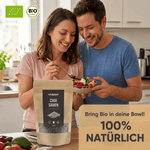 Paar bereitet gesunde Bowl mit Bio Chiasamen aus Mexiko in der Küche zu, 100% natürlich.