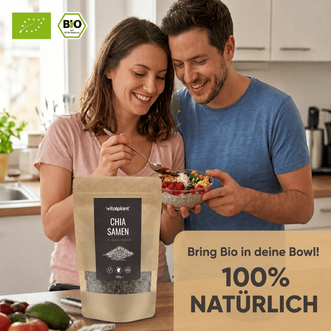 Paar bereitet gesunde Bowl mit Bio Chiasamen aus Mexiko in der Küche zu, 100% natürlich.
