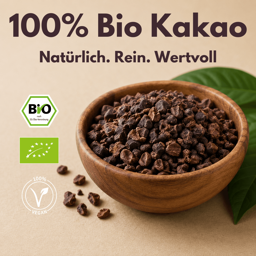 Bio Kakao Nibs in einer Holzschale, natürlich und rein, aus kontrolliert biologischem Anbau.