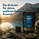 Bio Männer Tee von Vitalplant in natürlicher Umgebung mit Kräutern und Tasse, ideal für deine Auszeit.