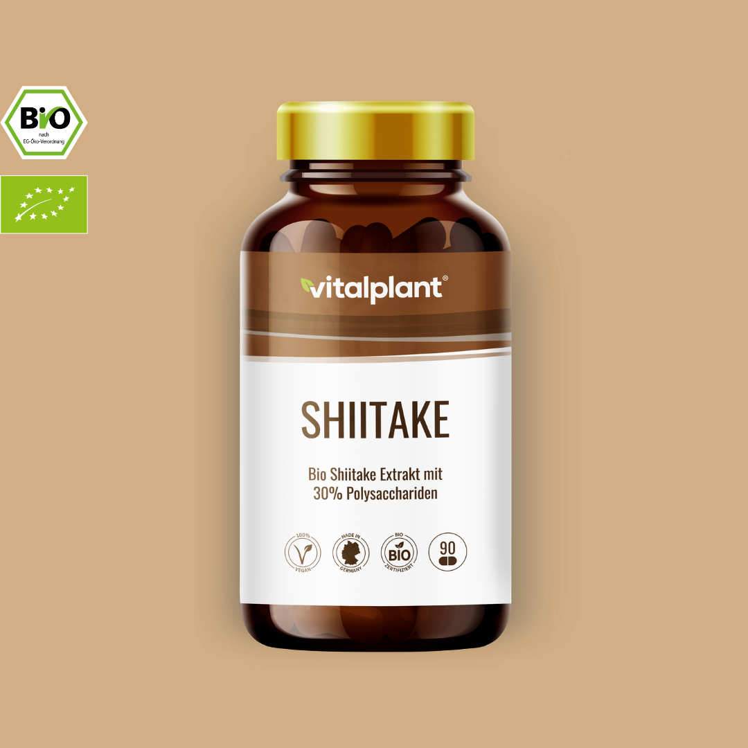 Bio Shiitake Kapseln von vitalplant, reich an 30% Polysacchariden, in einem braunen Glasbehälter auf beigem Hintergrund.