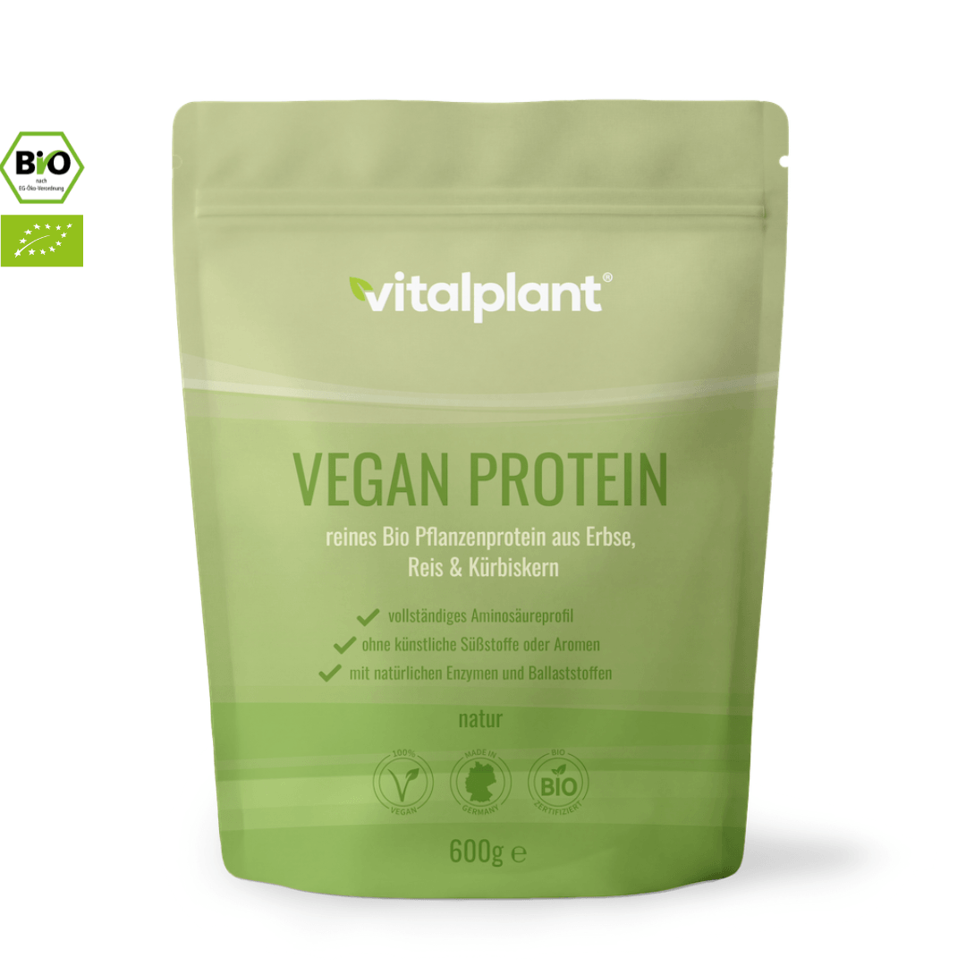 Bio Vegan Protein Pulver von Vitalplant in einer grünen Verpackung mit Erbsenprotein, Reisprotein und Kürbiskernprotein.