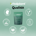 Bio Vital Greens Produktverpackung mit Kennzeichnungen für Qualität, Veganismus und Herkunft.