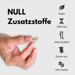 Bio Vitalpilze Komplex – Hand hält Kapsel ohne Zusatzstoffe, vegan, glutenfrei, und ohne Zucker.