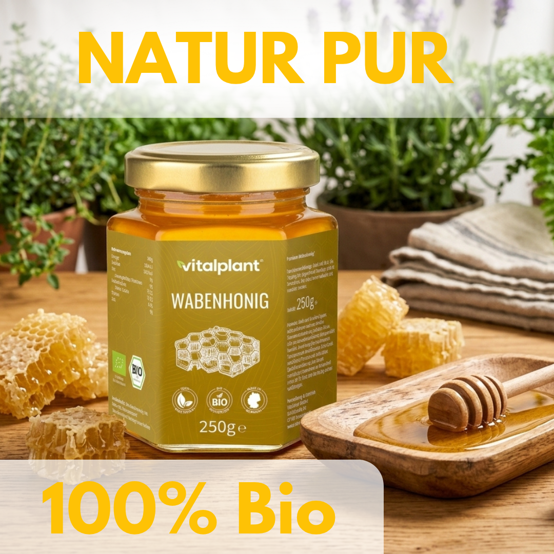 Bio Wabenhonig von Vitalplant in einem Glasbehälter, umgeben von Honigwaben und einem Holzlöffel.