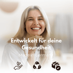 Frau lächelt glücklich, präsentiert Produkte für Gesundheit, Bio Hagebutte, hergestellt in Deutschland.
