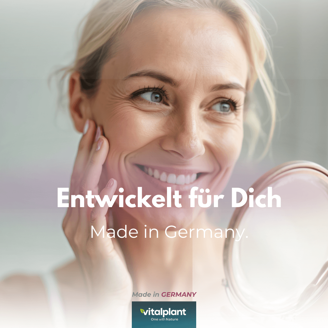 Frau betrachtet sich im Spiegel, Gesichtspflege für strahlende Haut, Haut Haare Nägel Kapseln von Vitalplant.