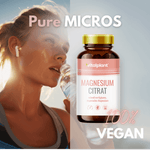 Sportliche Frau trinkt Wasser, neben einer Flasche Magnesium Citrat Kapseln von vitalplant, 100% vegan und schnell verfügbare Mineralien.