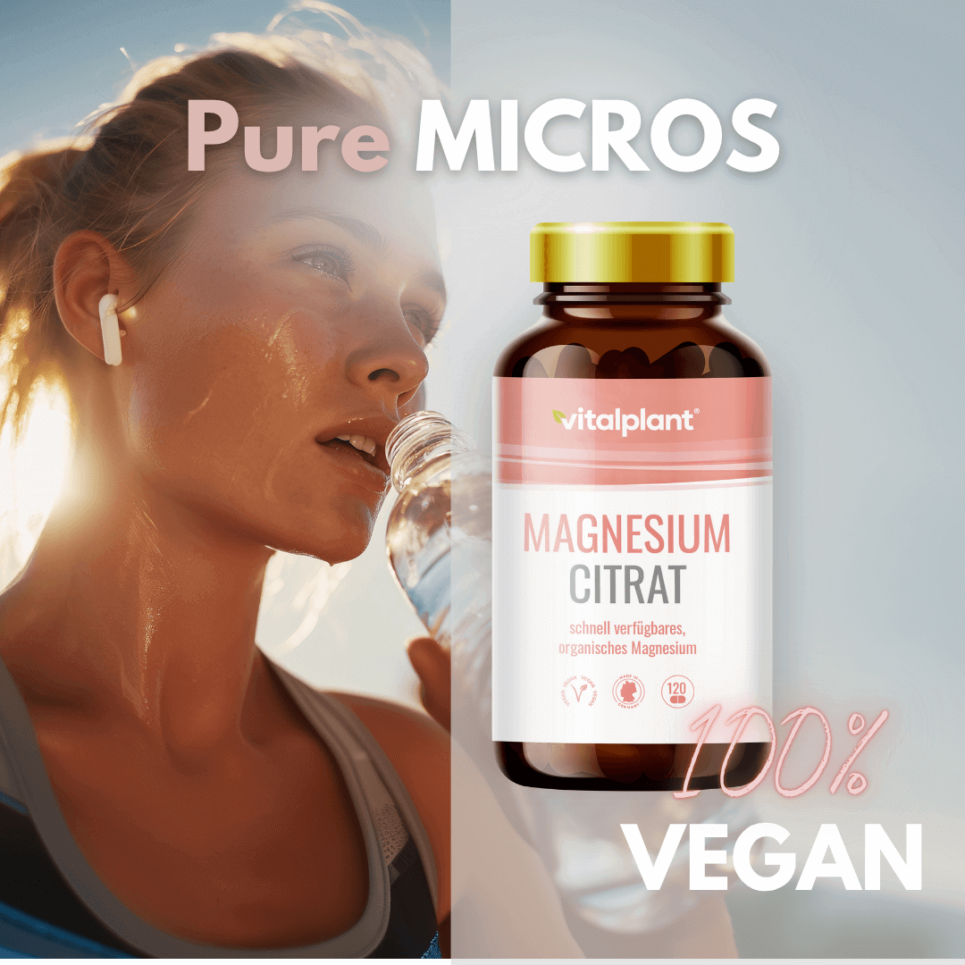 Sportliche Frau trinkt Wasser, neben einer Flasche Magnesium Citrat Kapseln von vitalplant, 100% vegan und schnell verfügbare Mineralien.