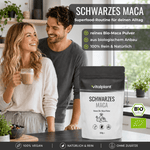 Schwarzes Maca Pulver in einem modernen Küchensetting mit Paar, das gesunde Lebensweise genießt.