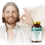 Mann zeigt erfolgreich das Produkt Vitalpilze Komplex Kapseln von Vitalplant für Gesundheit und Vitalität.