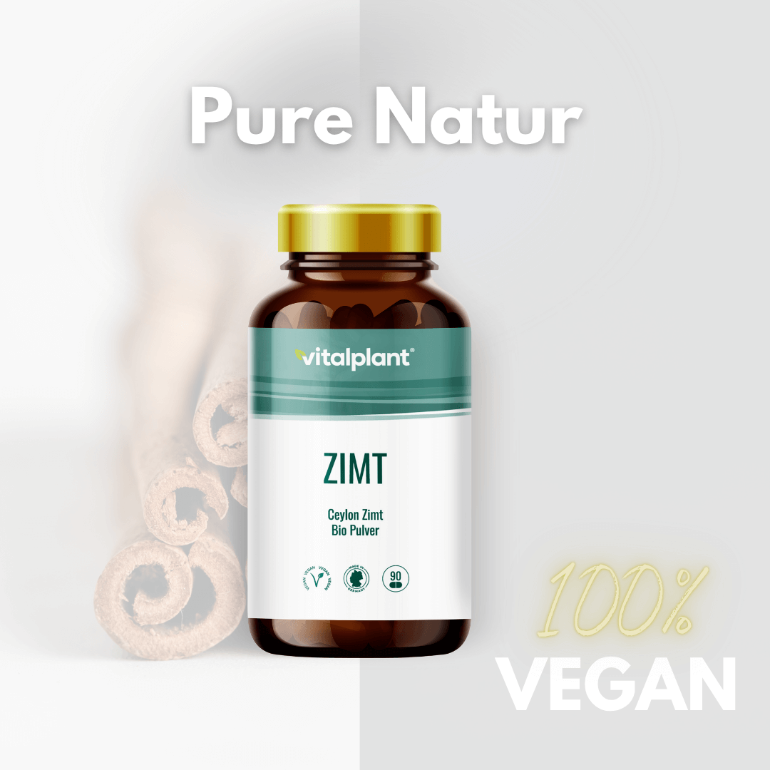 Zimt Kapseln von Vitalplant, Ceylon Zimt Bio Pulver in veganer Verpackung, mit Zimtstangen im Hintergrund.